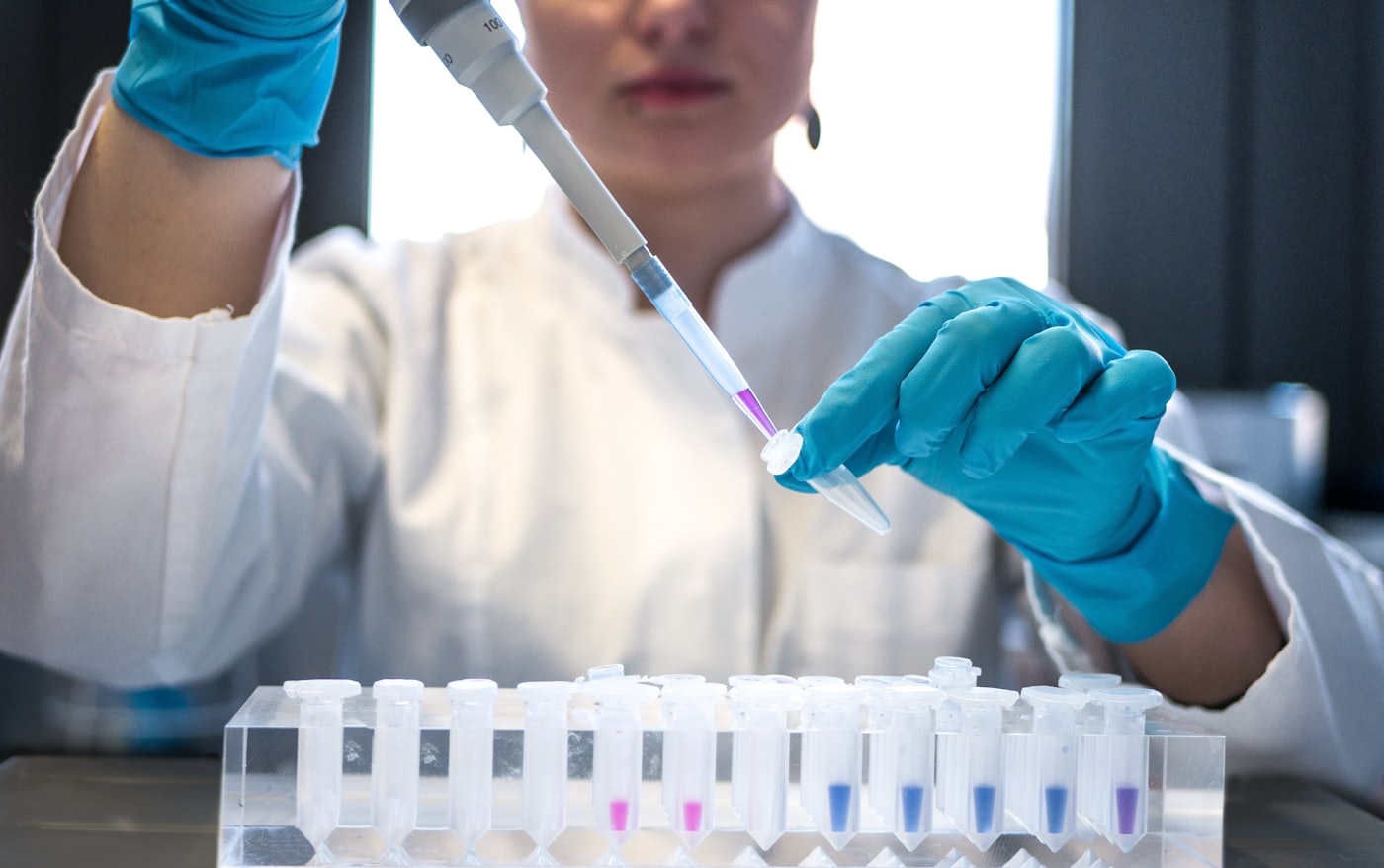 Laboratory production workflow with pipetting and sample preparation