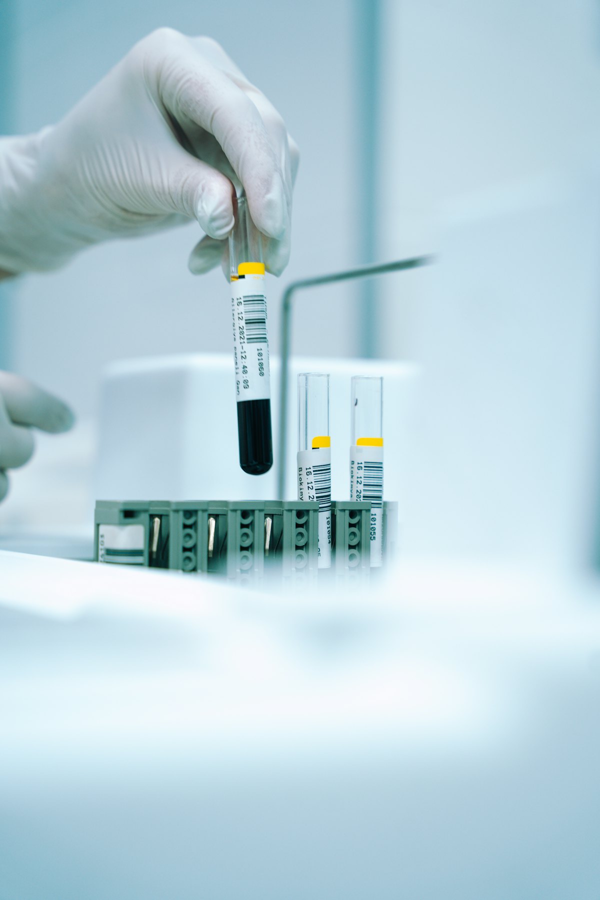 Traceable clinical samples in a controlled laboratory process